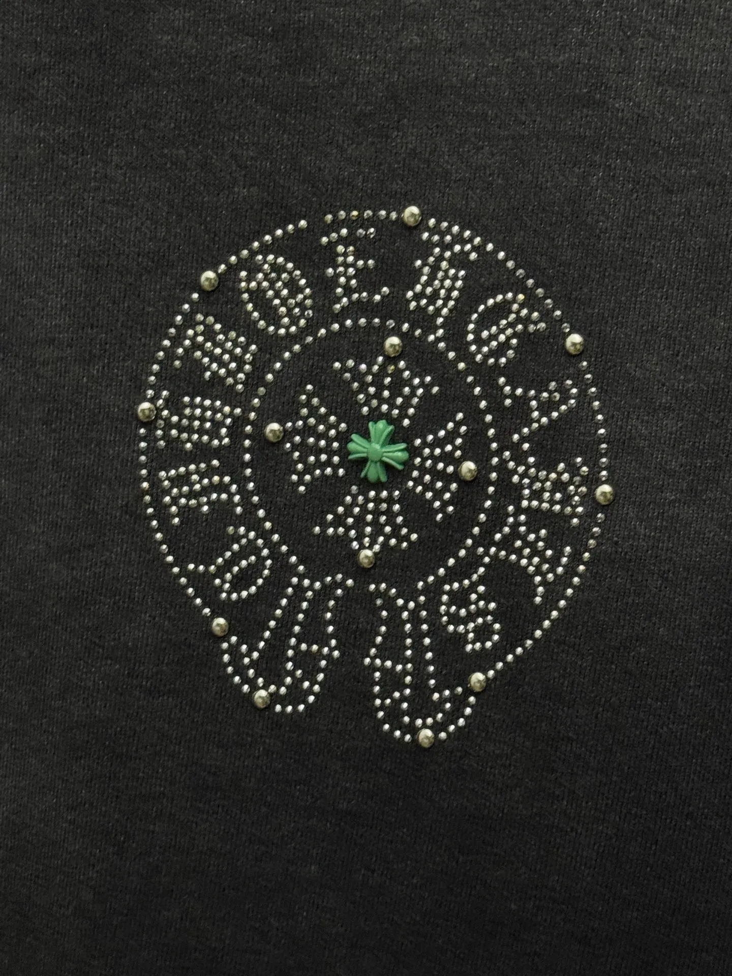 P210 top version, real shot without P, ​​different from market currency) 𝗖𝗵𝗿𝗼𝗺𝗲 𝗛𝗲𝗮𝗿𝘁𝘀/Croxin 2026 Spring New Original Single Counter American Washed Rivet Color Diamond Couple Short Sleeves 👑The highest version! Customized fabric 320 grams, washed and fried, spray horse slip craft, best-selling model at the counter, very comfortable to wear. Accessories: original molded and authenticated collar label ➕ 100% silk wash label. Genuine purchase-grade original hangtag➕matching hanging rope➕3D hanging beads➕original packaging bag. Craftsmanship: The original version has consistent wiring! The highest version of the armhole matching technique! Color: Red Black Size: M L XL 2XL Style No.: 2061